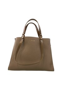 Borsa a tracolla in pelle marrone con texture a granuli, due manici corti e un logo dorato sul davanti. Forma rettangolare con bordi morbidi.