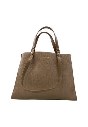 Borsa a tracolla in pelle marrone con texture a granuli, due manici corti e un logo dorato sul davanti. Forma rettangolare con bordi morbidi.