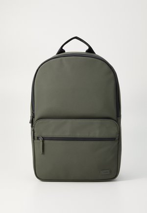 Olivgrüner Rucksack mit einer glatten, matten Textur. Er verfügt über einen oberen Griff, eine vordere Reißverschlusstasche und schwarze Reißverschlussakzente für Kontrast.