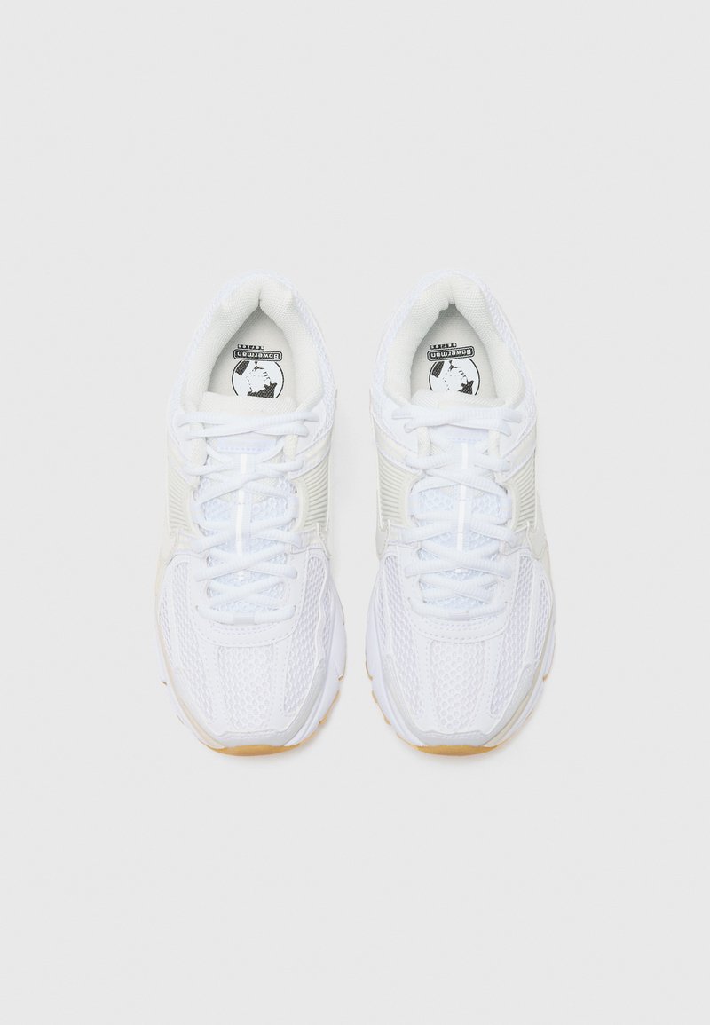 Nike Sportswear ZOOM VOMERO 5 - Tenisky - white phantom summit/white gum/brown