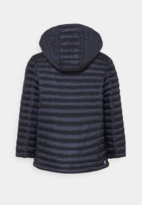 Giacca imbottita nera trapuntata con cuciture orizzontali e cappuccio attaccato, vista da dietro su sfondo bianco.