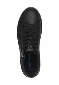 Basket en cuir noir avec fermeture à lacets et fermeture éclair latérale. Présente un embout arrondi et une tige texturée. Intérieur marqué du logo de la marque.