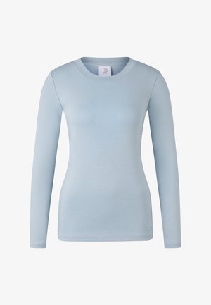 Světle modré, dlouhé rukávy, přiléhavé tričko s kulatým výstřihem a malou logovou nášivkou blízko spodního lemu na bílém pozadí.