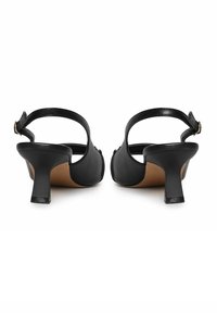 Sorte læderhælede sandaler med rund tå, ankelrem og blokhæl. Glat tekstur og kontrasterende lys brun sål.