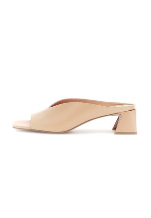 Zueco beige de punta abierta con tacón bajo de bloque y parte superior de cuero suave, mostrado en perfil lateral sobre fondo blanco.