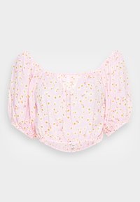 Blusa rosa sem mangas com mangas bufantes, apresentando um padrão floral de pequenas flores brancas e amarelas sobre um tecido texturizado.