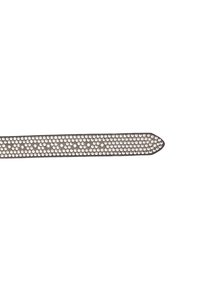 Cinturón negro con un diseño perforado y tachuelas circulares plateadas, forma estrecha y punta afilada. Textura suave con bordes reforzados.