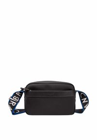 Bolso bandolera negro hecho de material suave, con cierre de cremallera, forma rectangular y una correa ancha azul con acentos de texto.