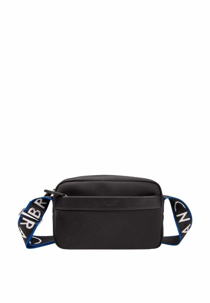 Bolso bandolera negro hecho de material suave, con cierre de cremallera, forma rectangular y una correa ancha azul con acentos de texto.