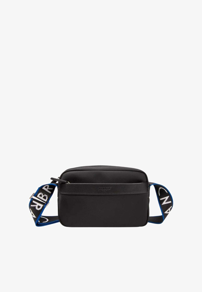 Borsa a tracolla nera realizzata in materiale liscio, con chiusura a zip, forma rettangolare e una larga tracolla blu con dettagli testuali.