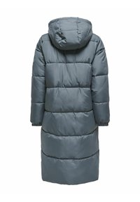 Manteau matelassé gris avec capuche, présentant un design matelassé et des poignets élastiques. Longueur intermédiaire avec une texture lisse et brillante. Aucune fermeture visible.