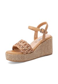 Sandali con zeppa e cinturino intrecciato in pelle beige e marrone. Presentano un tacco in rafia texturizzata e una cinghia alla caviglia regolabile.
