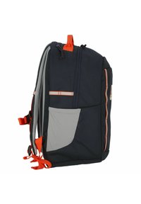 Marinblå ryggsäck med orange detaljer, grå sidoficka, vadderad baksida och justerbara remmar. Har en huvuddragkedja och en ytterficka.