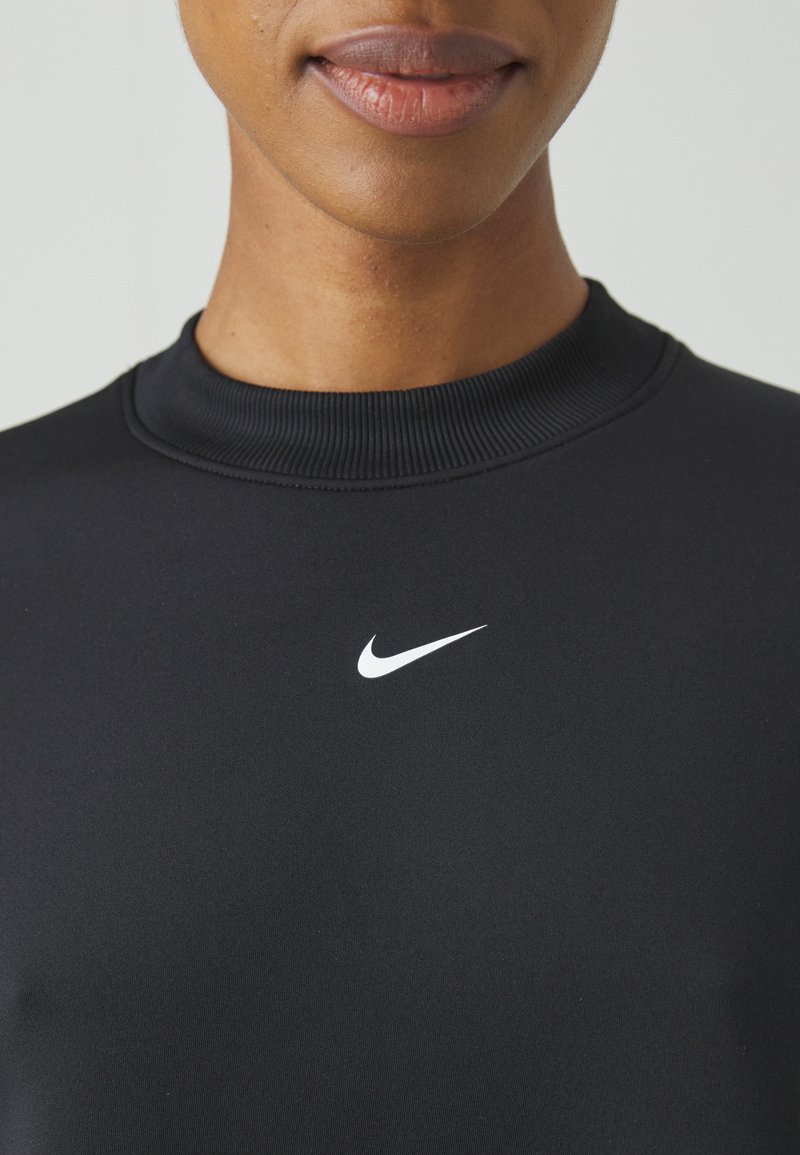 Schwarzes Sportoberteil mit einem gerippten runden Halsausschnitt und kleinem weißen Nike-Logo auf der Brust, mit einer glatten, enganliegenden Textur.