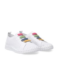 Bílé perforované tenisky s multicolor elastickými akcenty – růžovou, zelenou, modrou a žlutou – s texturovanou podrážkou a prošívanými detaily.