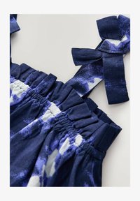 Neizvēlēts, blue tie dye