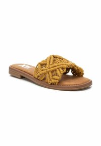 Sandalias tejidas amarillas con detalle de macramé trenzado en la parte superior, suela plana marrón y plantilla texturizada para mayor comodidad.