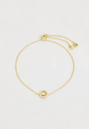 Goldkettchenarmband mit einem runden Charm, das das "MK"-Logo zeigt, umgeben von kleinen klaren Steinen. Verstellbare Länge mit einem Verschluss.