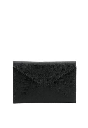 Portefeuille noir en cuir texturé style enveloppe avec un rabat triangulaire et un logo de marque embossé au centre devant.