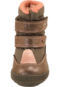 Brauner und pinkfarbener wasserdichter Stiefel mit zwei glänzenden Riemenverschlüssen, weichem pinkfarbenem Fleecefutter und einer Gummisohle für guten Halt.