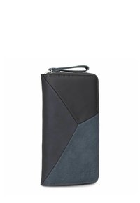 Cartera de cuero en gris oscuro y azul marino, con un diseño geométrico que combina paneles lisos y texturizados. Incluye una correa de muñeca y cierre de cremallera.