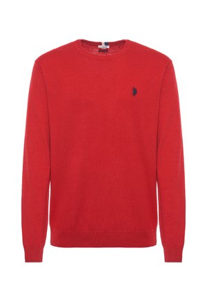Maglione rosso a maglia con maniche lunghe, collo rotondo e un piccolo logo blu navy sul lato sinistro del petto. Texture liscia e orlo aderente.