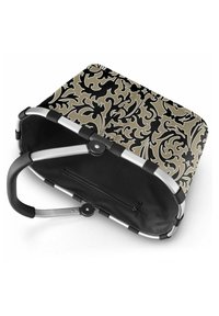 Bolsa de tote con diseño en negro y beige, marco de metal y interior negro; cuenta con un bolsillo con cremallera y asas de goma.