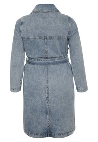 Světle modrý denimový kabát s dlouhými rukávy, páskem v pase, viditelným švem a detailem rozparku vzadu.