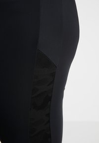 Urban Classics LADIES CAMO STRIPED - Tamprės – kelnės - black