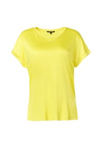 Żółta koszulka z dekoltem w serek, krótkie rękawy, wykonana z gładkiego materiału. Cechuje się luźnym krojem i subtelnym połyskiem, z podwiniętymi mankietami rękawów.