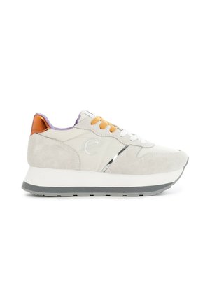 Hellgrauer Sneaker aus Wildleder und Leder, mit orangefarbenen und weißen Schnürsenkeln, silbernen Akzenten und einer dicken weißen Zwischensohle mit grauer Außensohle.