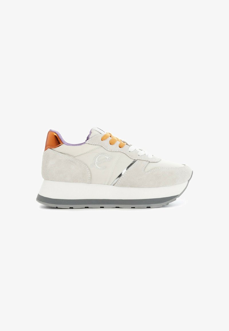Zapatilla de deporte gris claro con materiales de ante y cuero, cordones naranjas y blancos, acentos plateados y una suela intermedia blanca gruesa con suela gris.