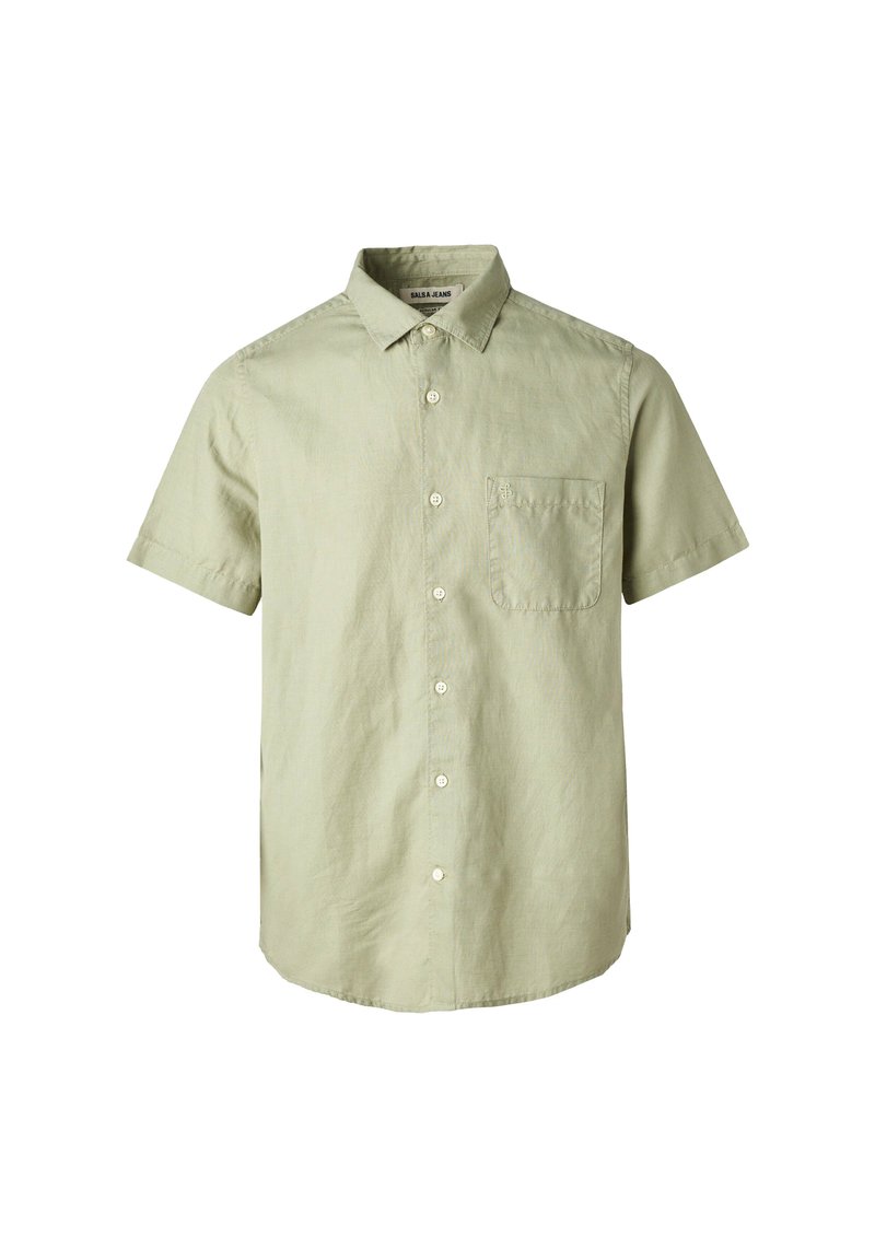 Camisa de botones de manga corta en verde claro, hecha de tela texturizada. Presenta un único bolsillo en el pecho, dobladillo redondeado y cuello estándar.