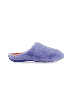 Chaussons en peluche violet, à enfiler, avec une surface texturée et une semelle extérieure bleue solide, présentant un bout arrondi et un revêtement intérieur doux.
