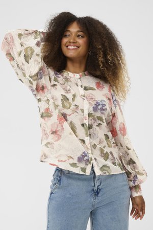 Chemise à boutons florale en tissu léger et texturé. Présente une palette de couleurs pastel avec des motifs floraux roses, violets et verts. Manches longues.