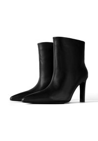 Botine negre din piele, cu vârfuri ascuțite și toc înalt; textură netedă; design elegant și minimalist, fără hardware sau embellishementuri vizibile.