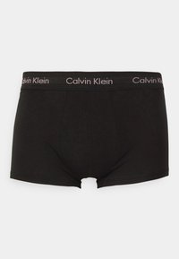 Boxeri pentru bărbați de culoare neagră, dintr-un material moale, având un tiv cu logo-ul Calvin Klein. Design simplu, fără modele sau accente.