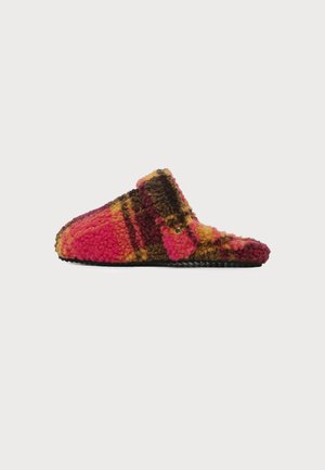 Zapatilla blanda tipo slip-on con una textura peluda multicolor en tonos rosa, naranja, marrón y rojo, mostrada de lado.