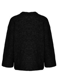 Crni pleteni pulover širokog kroja, s širokim rukavima i zaobljenim izrezom. Osvaja teksturiranom šablonom kroz cijeli komad.