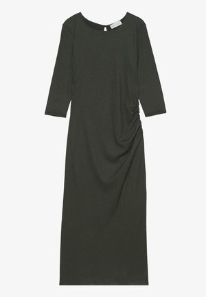 Hosszú, sötétzöld ruha texturált anyagból, kerek nyakkal és háromnegyedes ujjakkal, az egyik oldalon ráncolt részlettel.