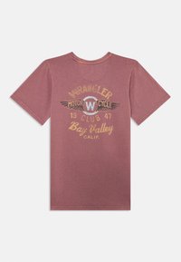 Bordová bavlněná trička, krátké rukávy, s tištěnou grafikou "Wrangler Motorcycle Club 1947" a křídly v béžové a šedé barvě.