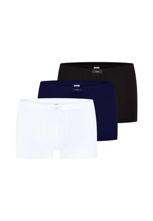 Trzy męskie bokserki w kolorach białym, granatowym i czarnym, ułożone nałożone na białym tle.