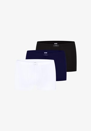 Tre herreboxershorts i hvid, marineblå og sort, arrangeret overlappende på en hvid baggrund.