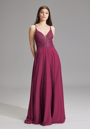 Langes burgunderfarbenes Kleid mit einem taillierten, mit Pailletten verzierten Oberteil und einem schwingenden Rock. Es hat dünne Schulterträger und einen V-förmigen Ausschnitt.