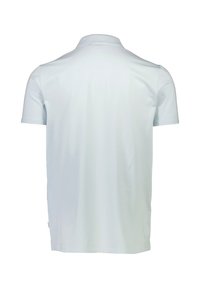 Polo de manga corta en azul claro, fabricado con tejido suave. Cuello clásico sin patrones ni acentos visibles. Diseño simple y limpio.