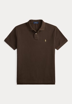Ciemnobrązowa koszulka polo z krótkim rękawem, kołnierzykiem, rozpięciem na dwa guziki i małym żółtym haftowanym logo Polo Ralph Lauren na piersi.