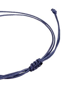 Marineblauwe gevlochten koord met een geknoopte hardwaredetail. Heeft twee dunne strengen voor aanpassing. Gladde textuur, lichtgewicht ontwerp.