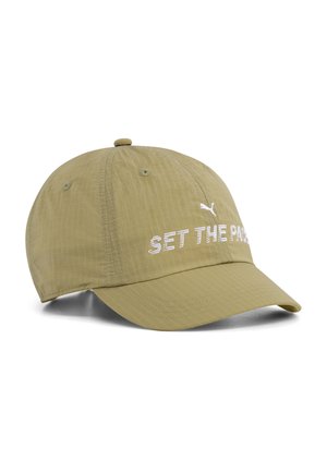 Lysebrun baseballkasket med buet skygge og hvid broderet tekst "SET THE PACE" og Puma-logo på frontpanelet.