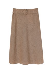Brąskowa spódnica w kształcie litery A z teksturowanej tkaniny, z szerokim paskiem z okrągłą klamrą oraz długości do kolan.