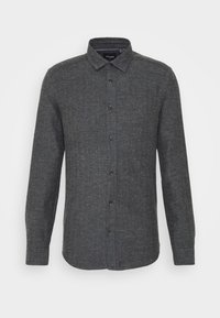 Camisa de botones de manga larga en tejido gris oscuro, con cuello, botones frontales y un acabado texturizado. Diseño liso sin patrones.